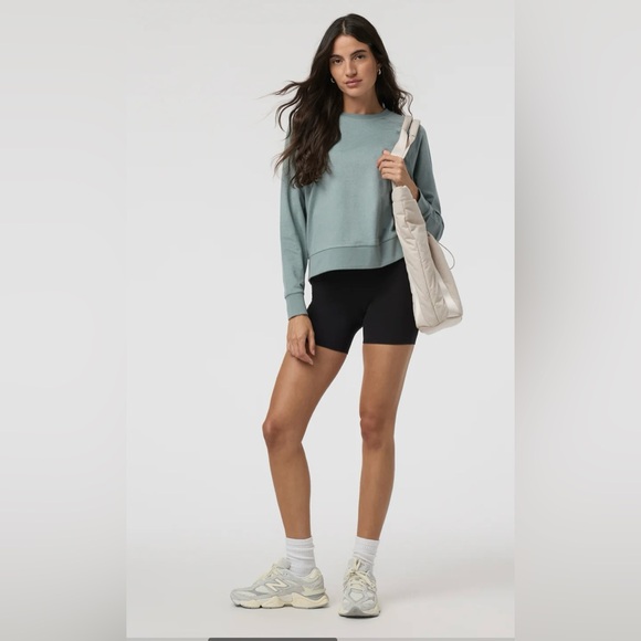 Vuori Tops - VUORI Long Sleeve Halo Crew. Size Large. 
Color: Vintage Pistachio Heather